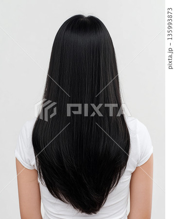 髪の長い日本人女性の背中(美容室・カットモデル風) 髪の長い日本人女性の背中(美容室・カットモデル風) 135993873