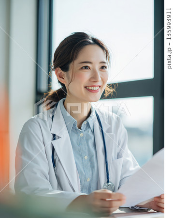 笑顔で説明する若い女性医師（診察・カウンセリング） 135993911