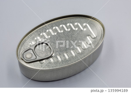 Closed metal tin can with pull tab lid closeup. Closed metal tin can with pull tab lid closeup. 135994189