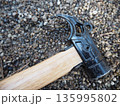 キャンプで使用するアウトドア用ハンマーと砂利地面の接写 135995802
