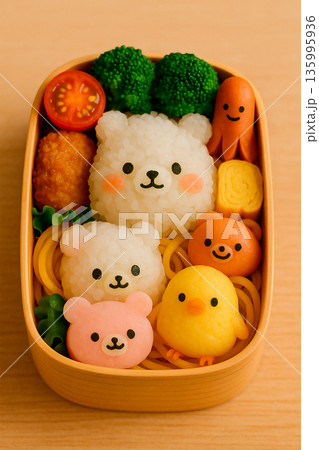 クマとヒヨコの可愛らしいキャラクター弁当（キャラ弁） 135995936