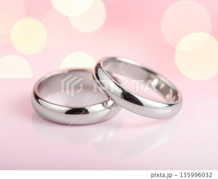 ピンクの背景に輝くプラチナのペアリング ピンクの背景に輝くプラチナのペアリング 135996032