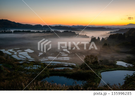 雲海に包まれる星峠の棚田と幻想的な朝焼け 135996285