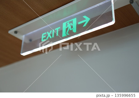 グリーンに光るEXIT・非常口サイン グリーンに光るEXIT・非常口サイン 135996655