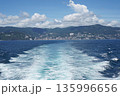 青い海に広がる船の航跡と熱海の街 135996656