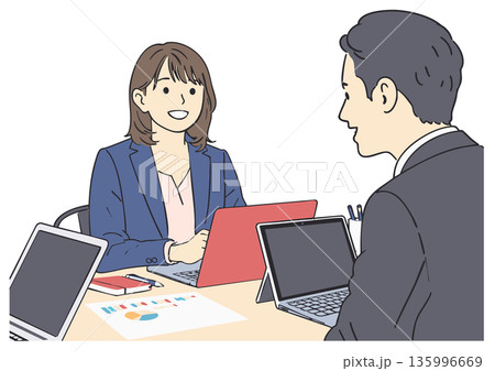 ノートパソコンで会議をする2人の男女のビジネスマン ノートパソコンで会議をする2人の男女のビジネスマン 135996669
