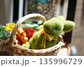 カゴに入った苔で作られたウサギと果物 135996729
