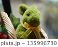つぶらな瞳のモスウサギのアップ 135996730