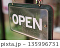 営業中・OPENを知らせるおしゃれな看板 135996731