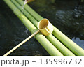 手水舎と竹の柄杓 135996732
