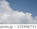 夏の青空と大きな入道雲を飛ぶ飛行機 135996733