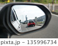 車のサイドミラーに映る牛久大仏 135996734