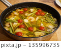 彩り豊かな海老と野菜のアヒージョ 135996735