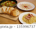 豪華なイタリア料理の食卓風景 135996737