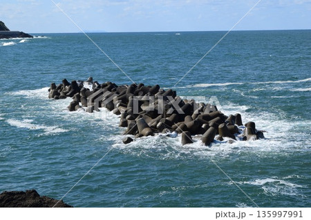 日本海の荒波と消波ブロック 日本海の荒波と消波ブロック 135997991
