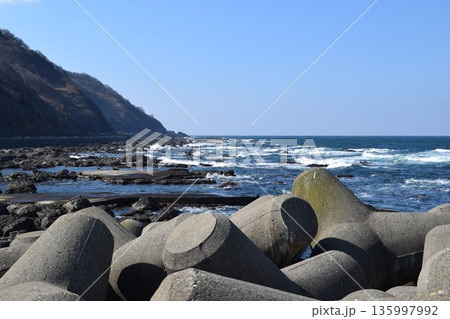 日本海の荒波と消波ブロック 135997992