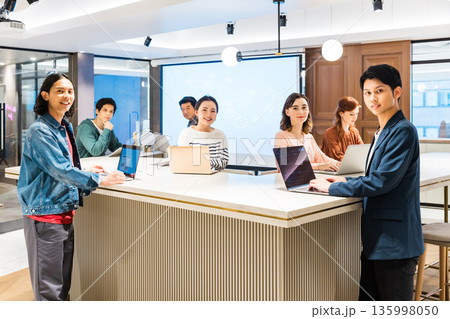 オフィスで会議を行うビジネスマン　ビジネスウーマン 135998050