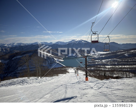 日本の田代スキーリゾート リフトと田代湖と青空風景 日本の田代スキーリゾート リフトと田代湖と青空風景 135998119