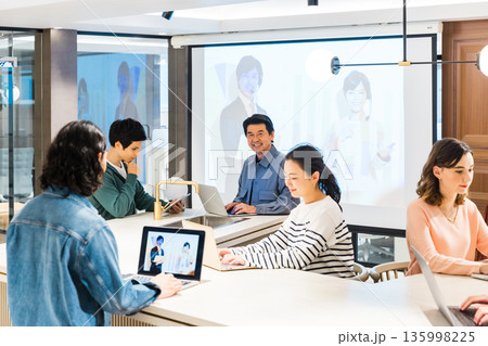 オフィスで会議を行うビジネスマン　ビジネスウーマン 135998225