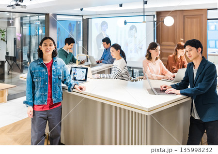 オフィスで会議を行うビジネスマン　ビジネスウーマン 135998232