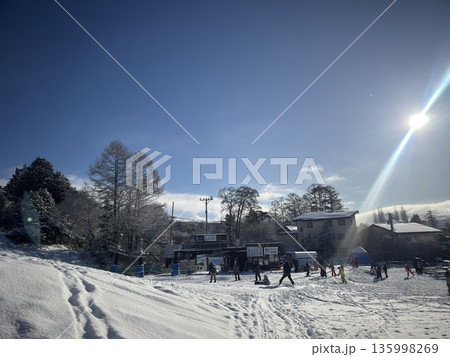 菅平高原スキー場　樹氷とリフトと青空 135998269