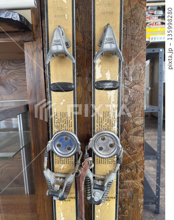 歴史ある旧式スキーの板  135998280