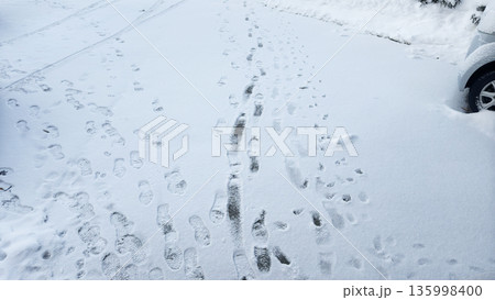 スキー場リフト下　雪の上に足跡 135998400