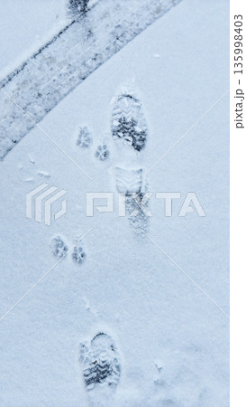 スキー場リフト下　雪の上に足跡 135998403