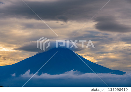 (山梨県)夕陽に躍動する雲と富士山 (山梨県)夕陽に躍動する雲と富士山 135998419