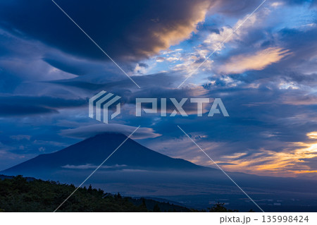 (山梨県)夕陽に躍動する雲と富士山 (山梨県)夕陽に躍動する雲と富士山 135998424