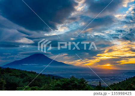 (山梨県)夕陽に躍動する雲と富士山 (山梨県)夕陽に躍動する雲と富士山 135998425