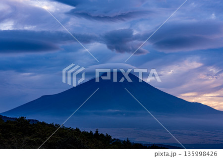 (山梨県)夕陽に躍動する雲と富士山 (山梨県)夕陽に躍動する雲と富士山 135998426