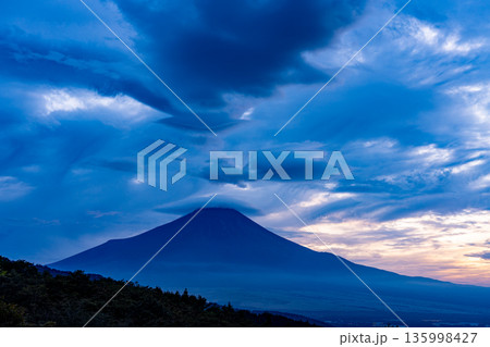 (山梨県)夕陽に躍動する雲と富士山 (山梨県)夕陽に躍動する雲と富士山 135998427