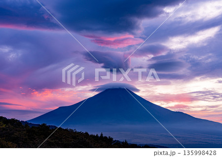 （山梨県）夕陽に躍動する雲と富士山 135998428