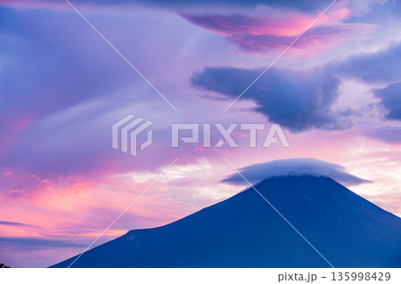 （山梨県）夕陽に躍動する雲と富士山 135998429