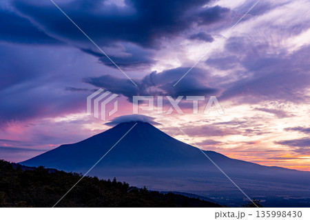 （山梨県）夕陽に躍動する雲と富士山 135998430