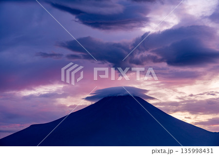 (山梨県)夕陽に躍動する雲と富士山 (山梨県)夕陽に躍動する雲と富士山 135998431