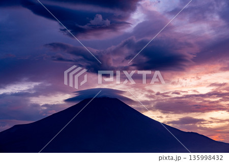 （山梨県）夕陽に躍動する雲と富士山 135998432