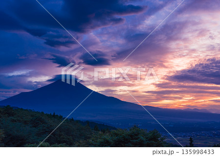 (山梨県)夕陽に躍動する雲と富士山 (山梨県)夕陽に躍動する雲と富士山 135998433