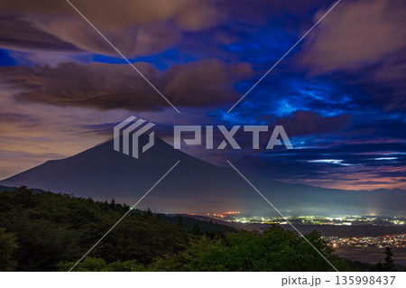 （山梨県）夕陽に躍動する雲と富士山 135998437