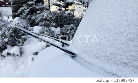 車に積もる雪ワイパー　雪国の風景 135998457