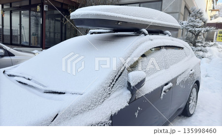 車に積もる雪フロントガラス 雪国の風景 車に積もる雪フロントガラス 雪国の風景 135998460