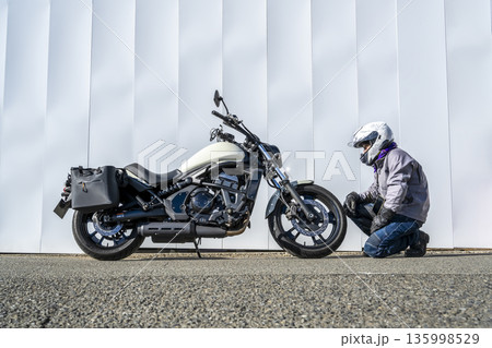 大型アメリカンバイクと男性ライダー 135998529