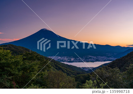 (山梨県)秋の御坂みちから見る、富士山、夕暮れ (山梨県)秋の御坂みちから見る、富士山、夕暮れ 135998718