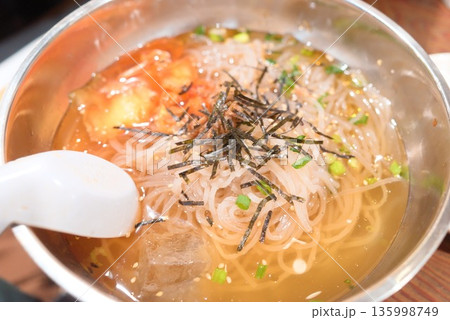 焼肉店で提供される冷麺のクローズアップ 135998749