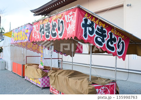 縁日で並ぶ屋台 縁日で並ぶ屋台 135998763