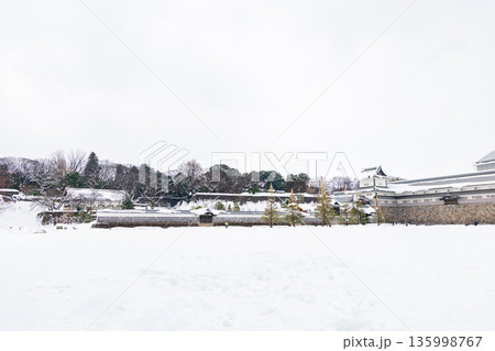 雪に覆われた金沢城址公園 135998767