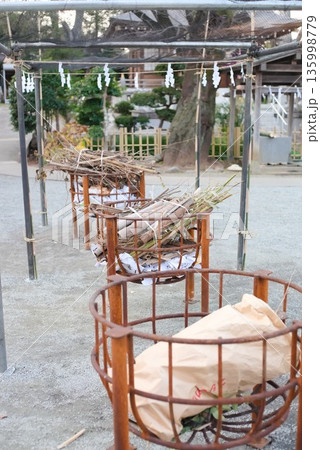 神社境内に設置されたお焚き上げ用の火床 神社境内に設置されたお焚き上げ用の火床 135998779