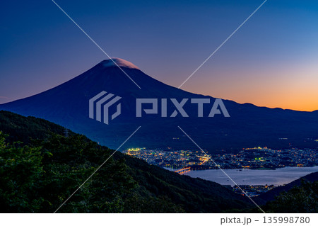(山梨県)秋の御坂みちから見る、灯りの灯った街と富士山 (山梨県)秋の御坂みちから見る、灯りの灯った街と富士山 135998780