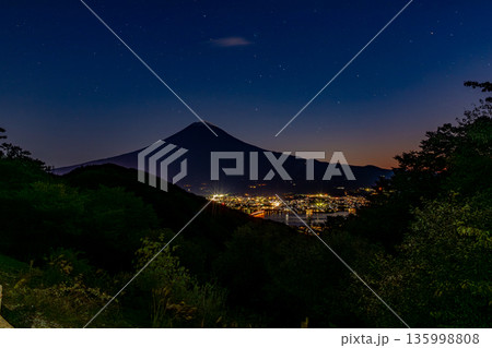 （山梨県）星空の下、御坂みちから見る街灯りと富士山 135998808